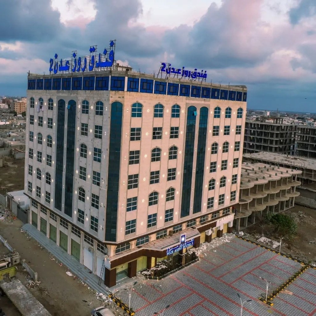 صرح فندق روز عدن 2 السياحي في العريش نهاراً